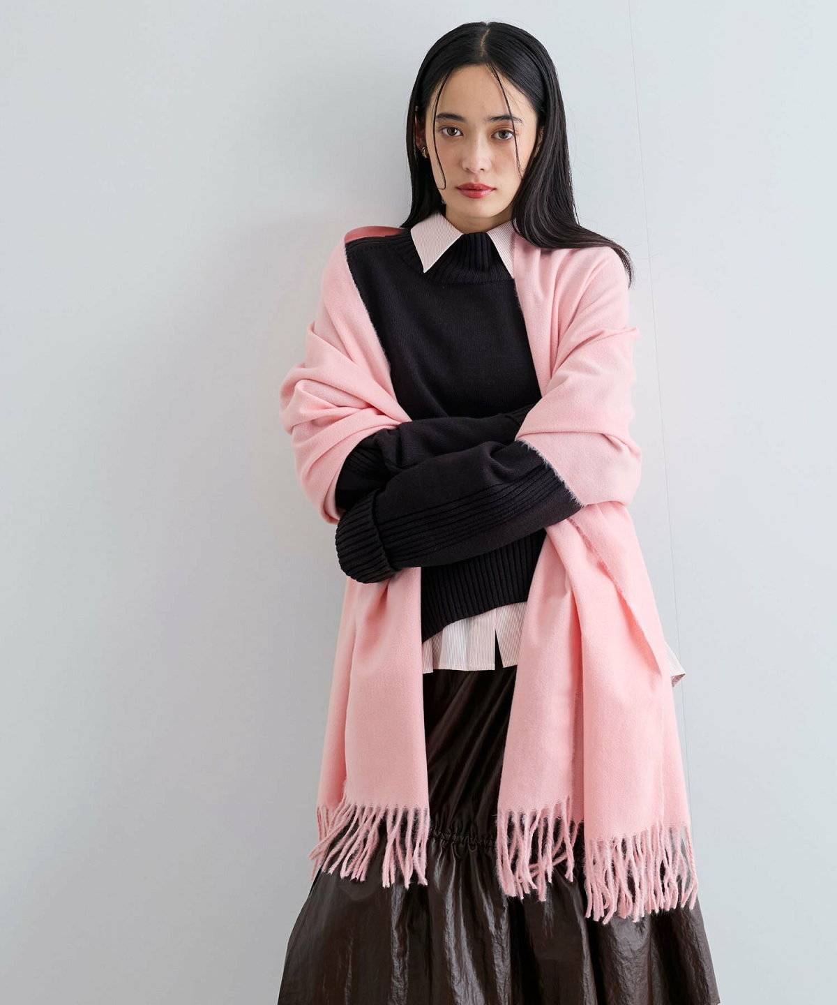 ピンクのマフラーを巻いた女性