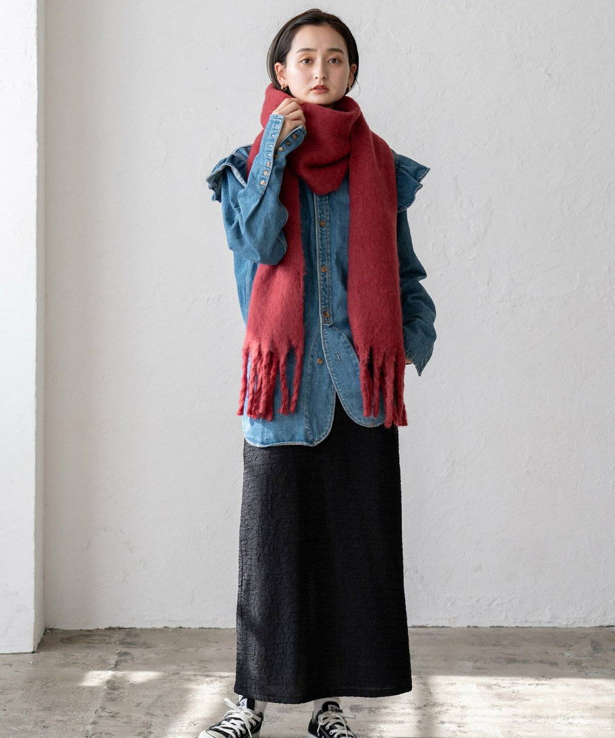 ピンクのマフラーを巻いた女性