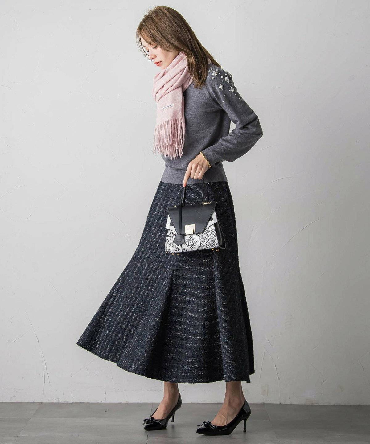 ピンクのマフラーを巻いた女性