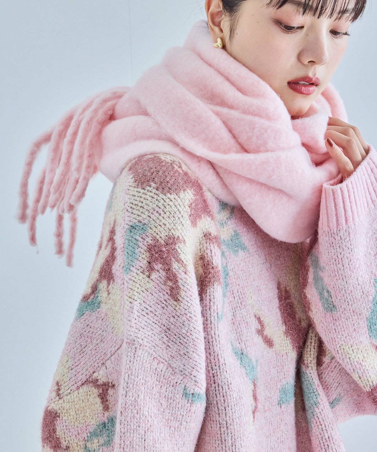 ピンクのマフラーを巻いた女性