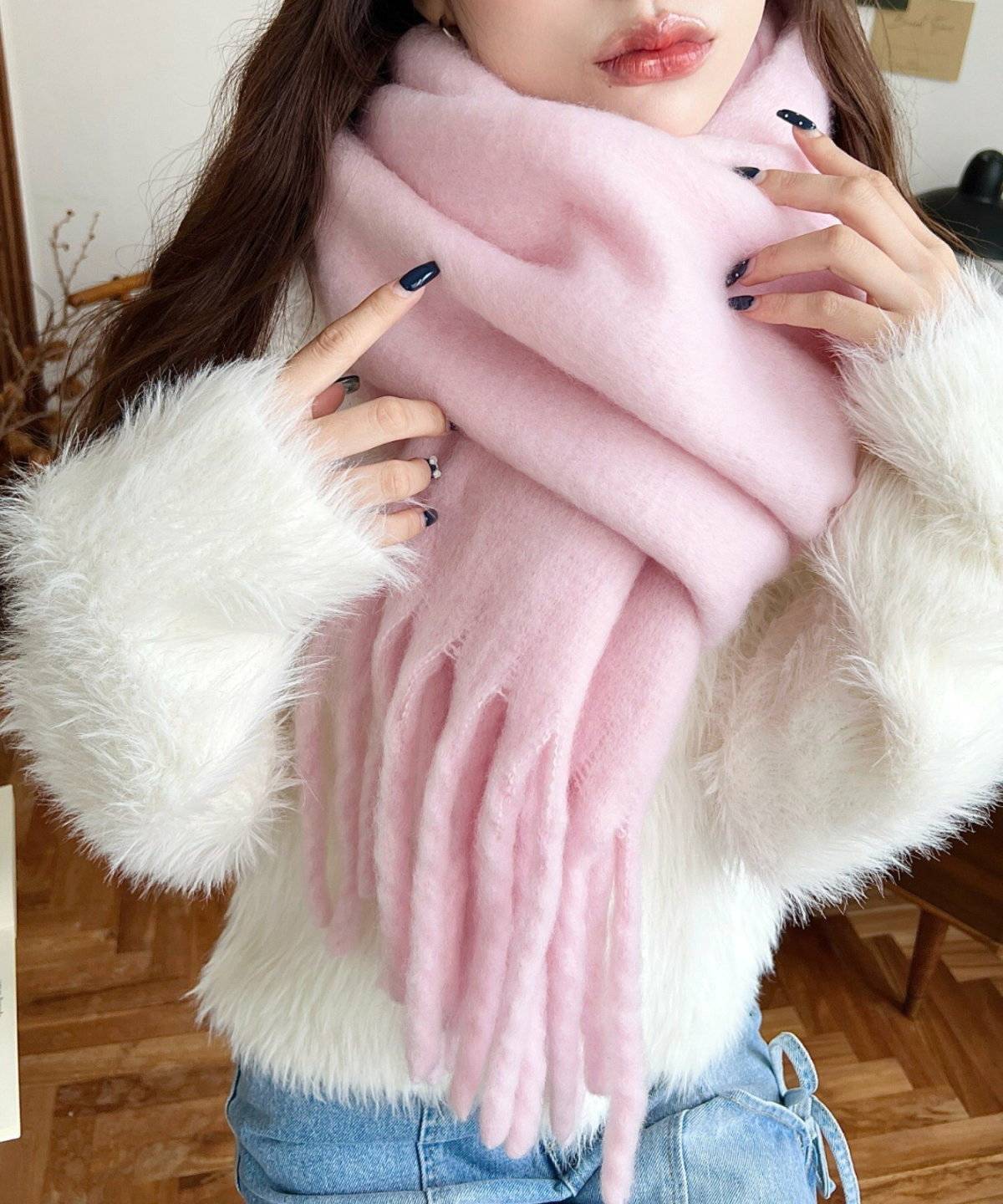 ピンクのマフラーを巻いた女性