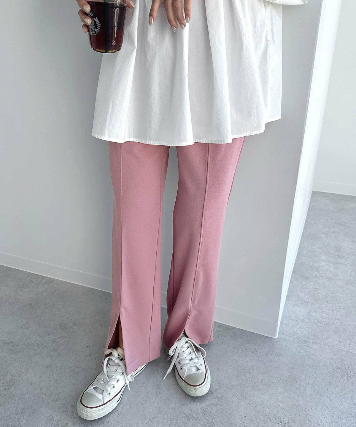 初秋コーデの女性