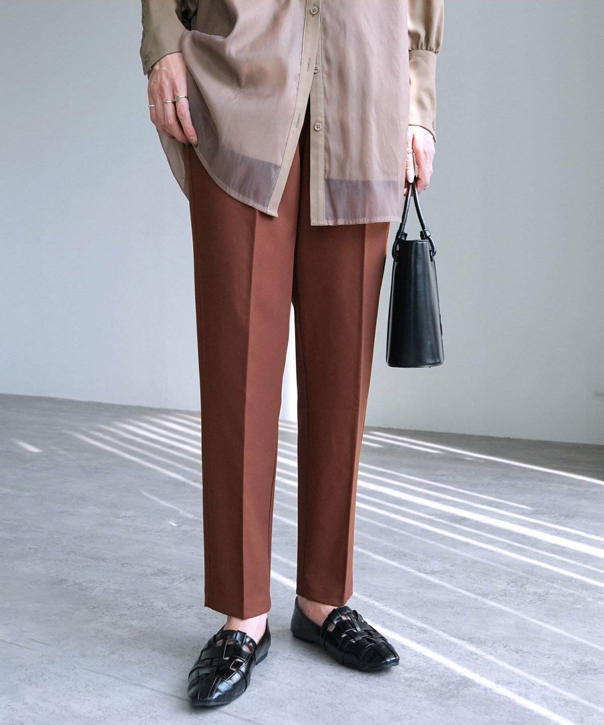 初秋コーデの女性