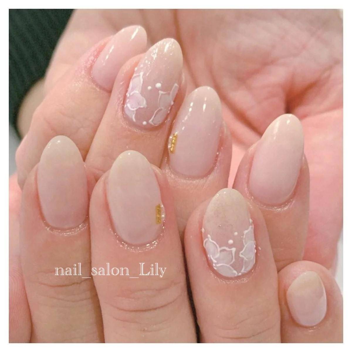 フラワーレース柄でフェミニンに