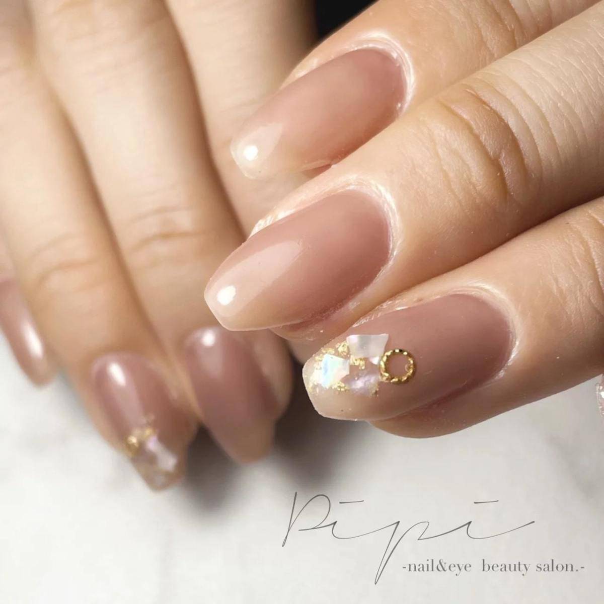 ヌーディーカラーで指先美人ネイル