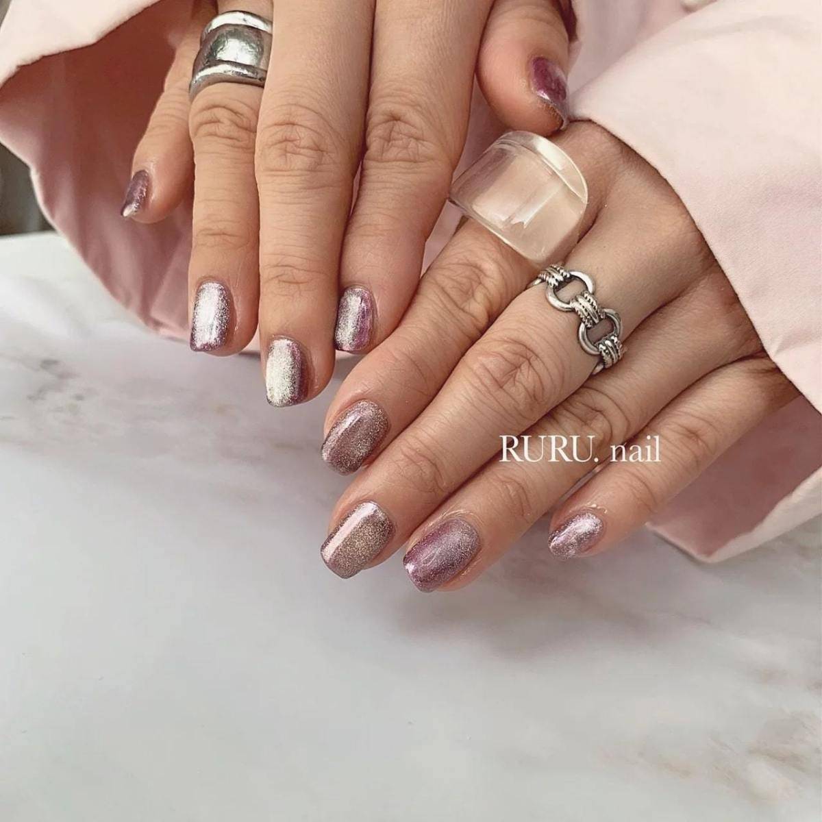 色気たっぷりのマグネットネイル