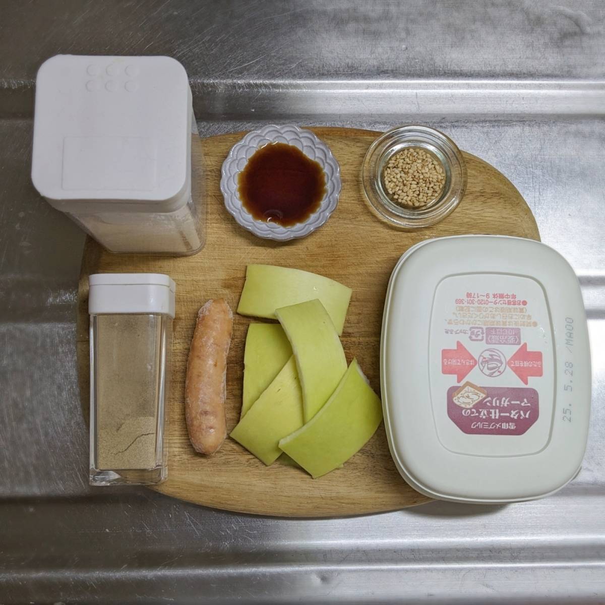 JAグループ公式の「簡単節約★大根の皮とウインナーのバターしょうゆ炒め」のレシピ