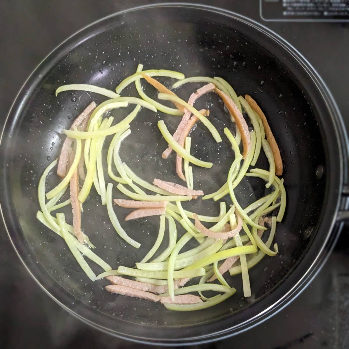 JAグループ公式の「簡単節約★大根の皮とウインナーのバターしょうゆ炒め」のレシピ