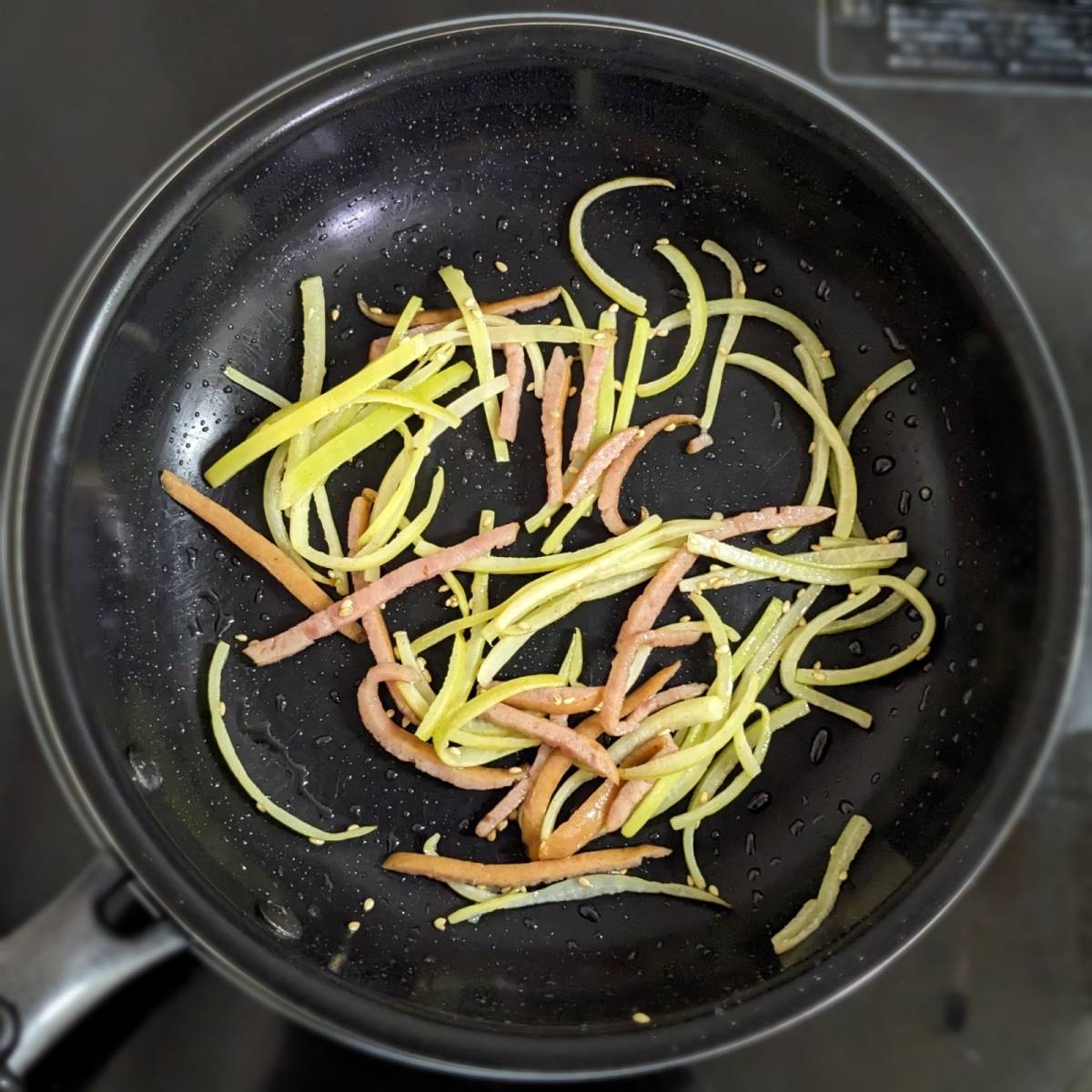 JAグループ公式の「簡単節約★大根の皮とウインナーのバターしょうゆ炒め」のレシピ