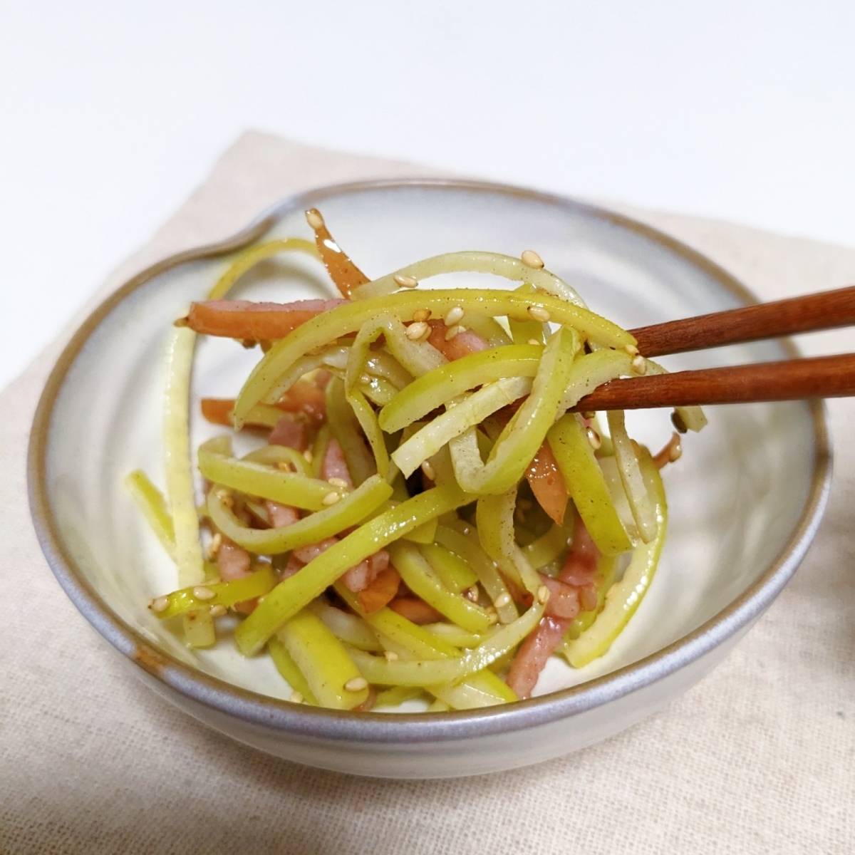 JAグループ公式の「簡単節約★大根の皮とウインナーのバターしょうゆ炒め」のレシピ