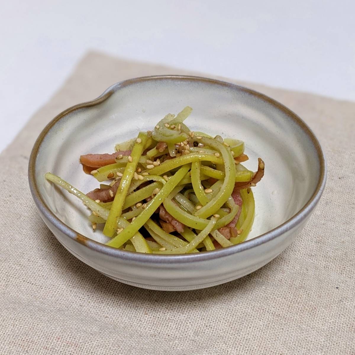 JAグループ公式の「簡単節約★大根の皮とウインナーのバターしょうゆ炒め」のレシピ