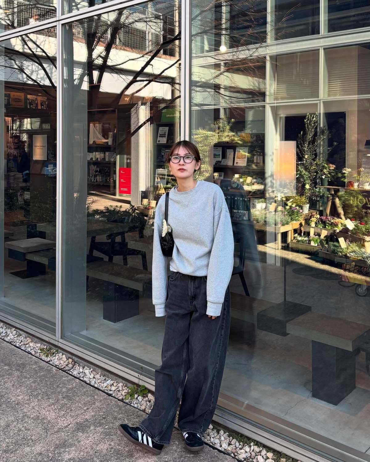 グレーのスウェットを合わせる♪