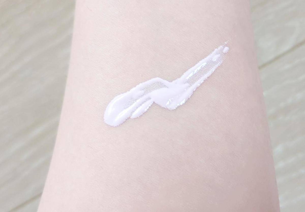 ヴィセトーンアップスキンデザイナーラベンダー腕にのせている画像