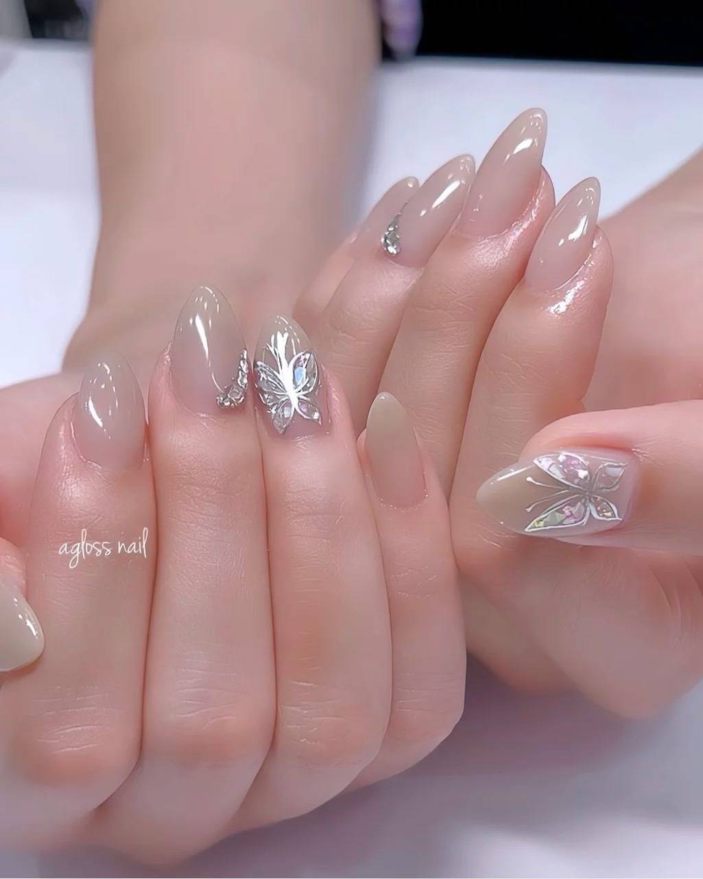 グレージュとバタフライのワンホンネイル