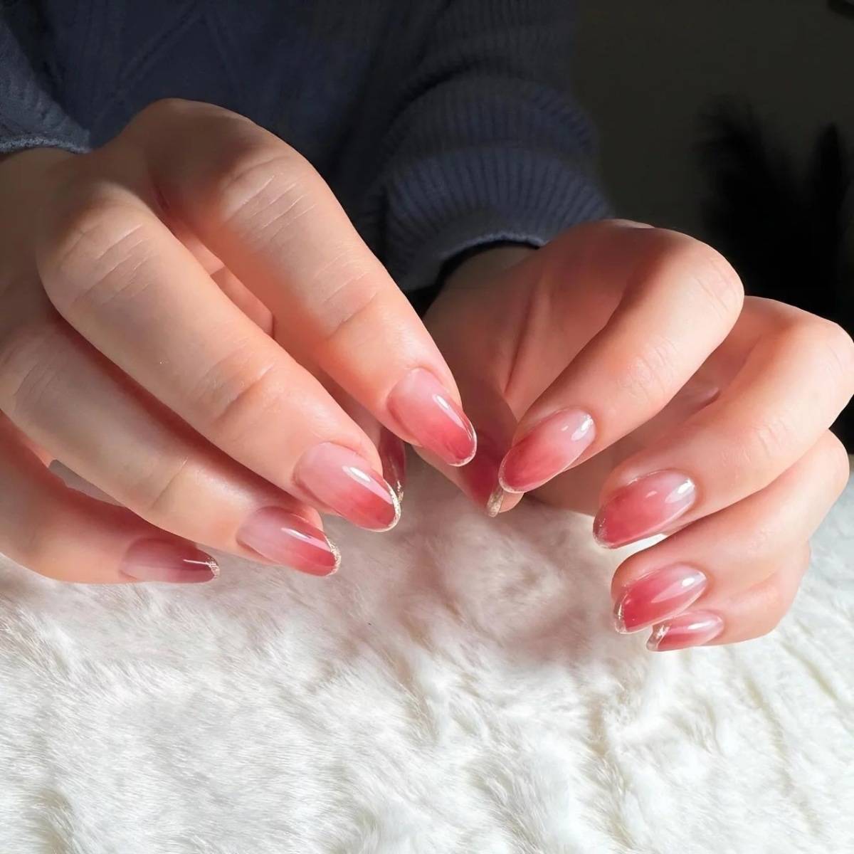 ツヤのあるグラデーションネイル