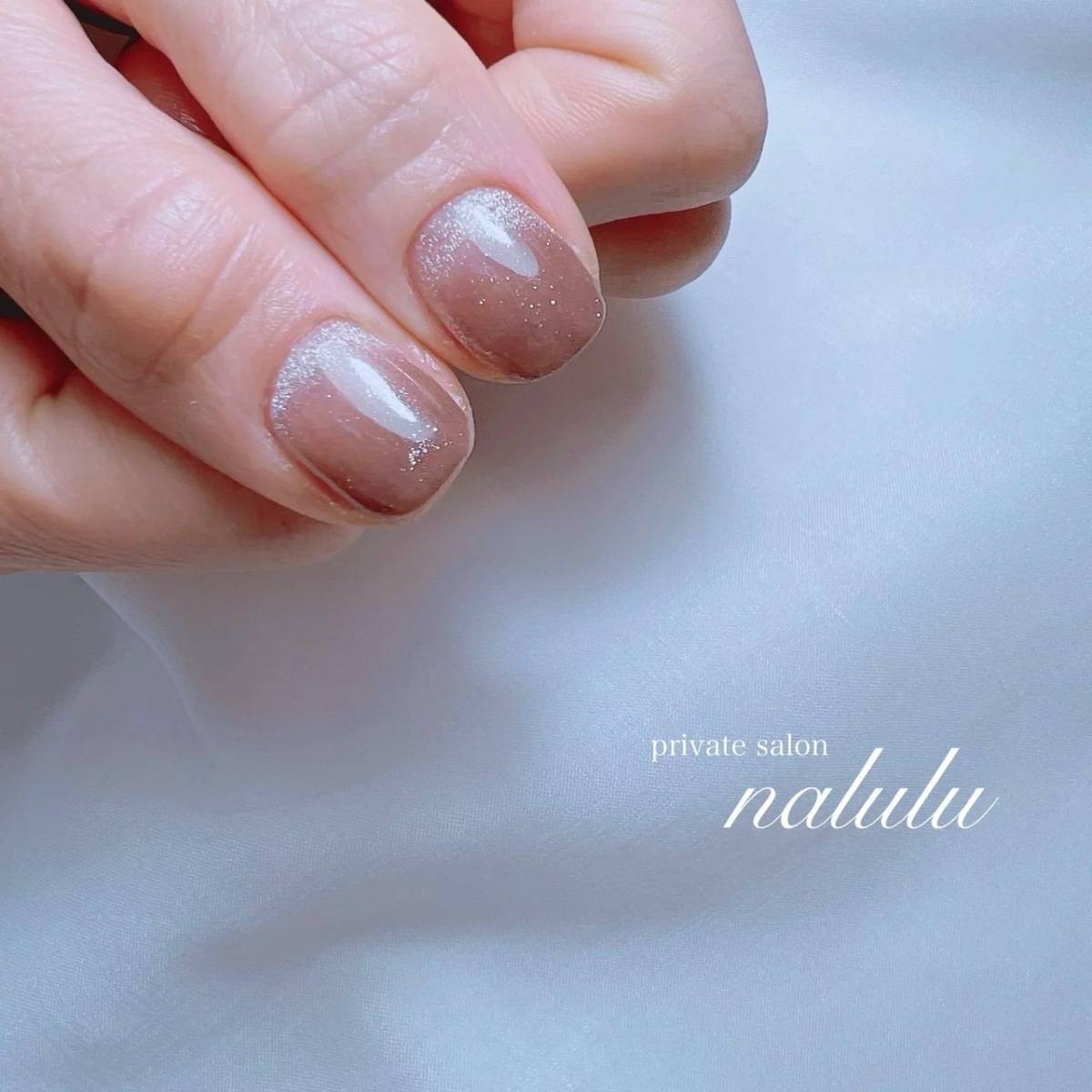 ベージュのマグネットネイル