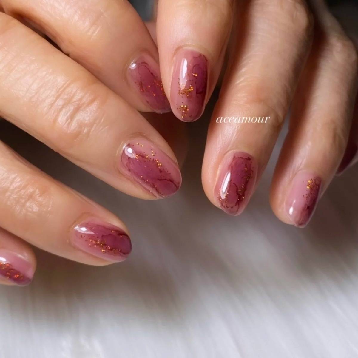 赤みパープルのニュアンスネイル