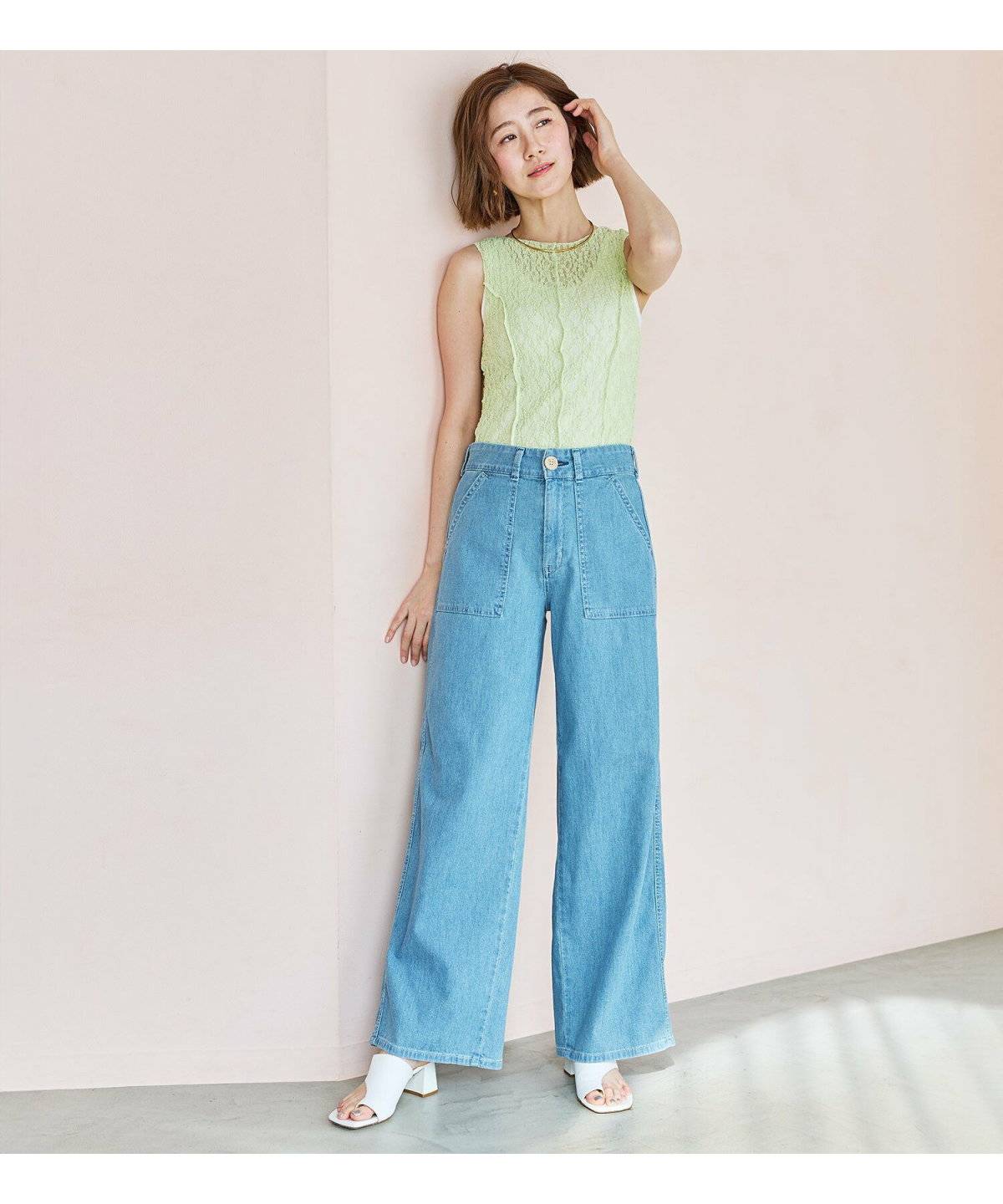 デニムパンツを履いた女性