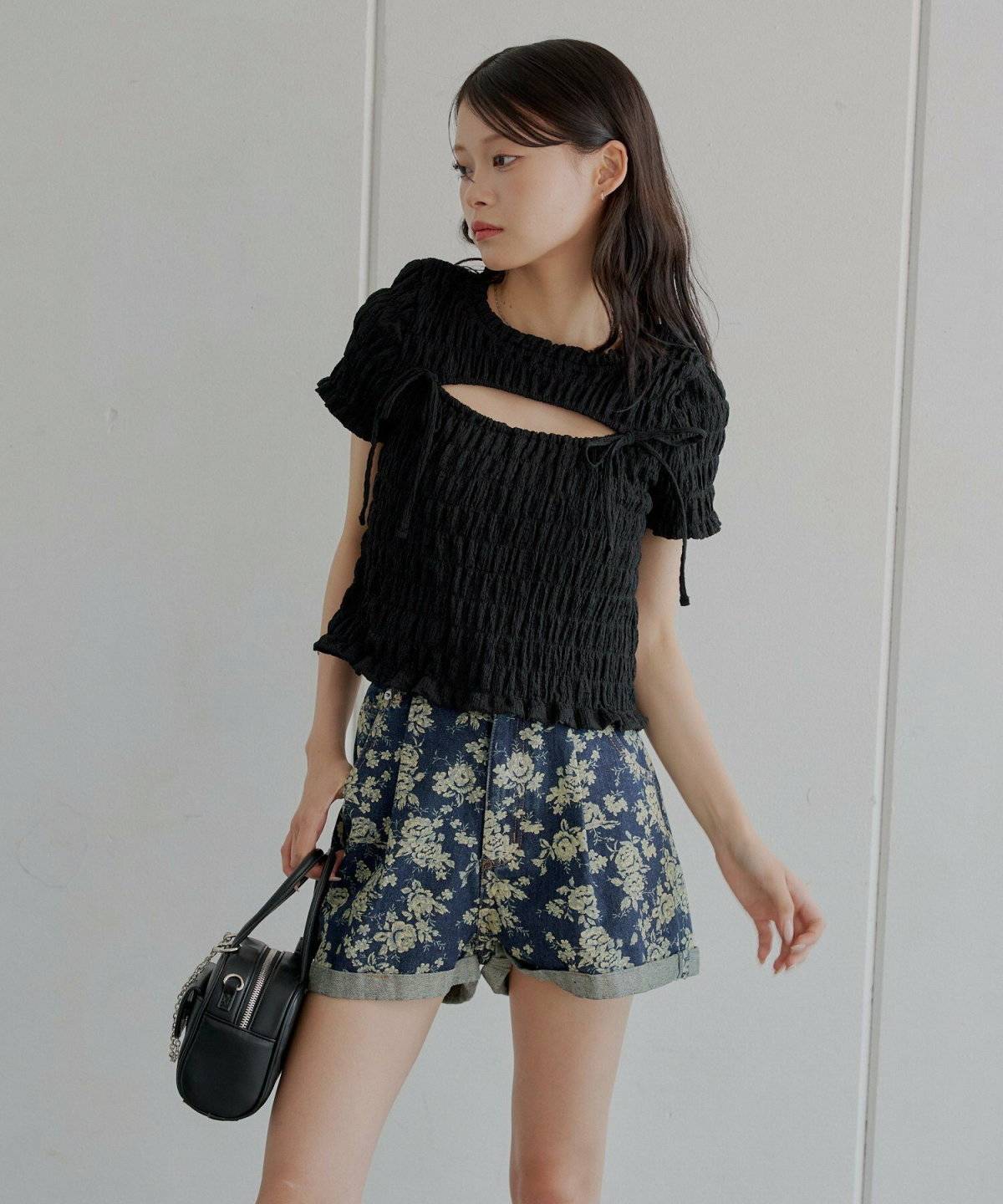 ショートパンツを履いた女性