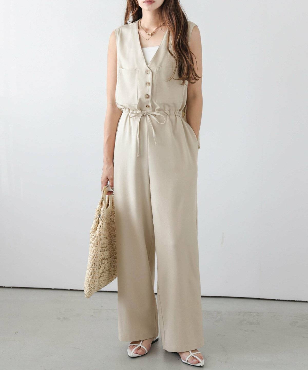 オールインワンを着た女性