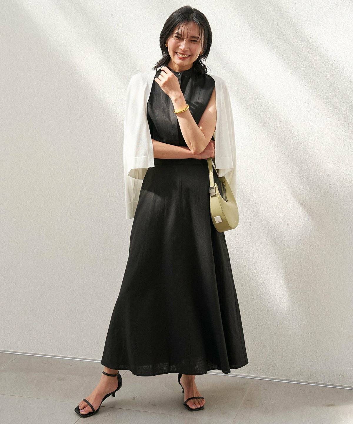 フレアスカートを履いた女性