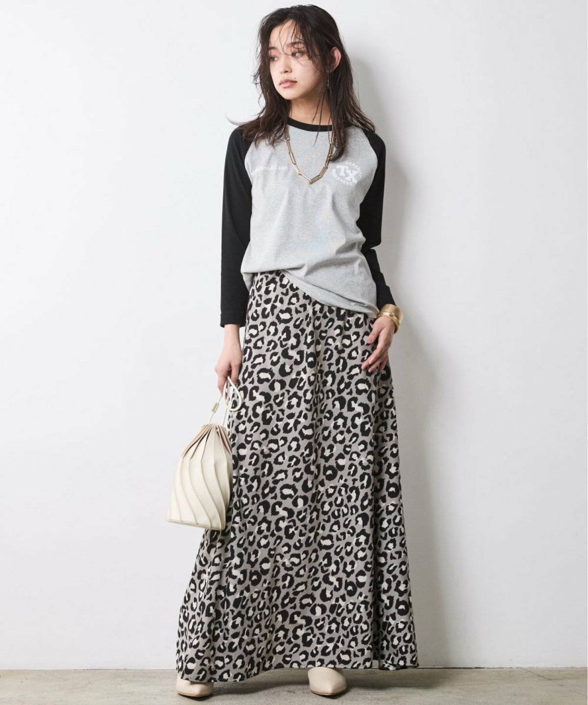 スカートコーデの女性