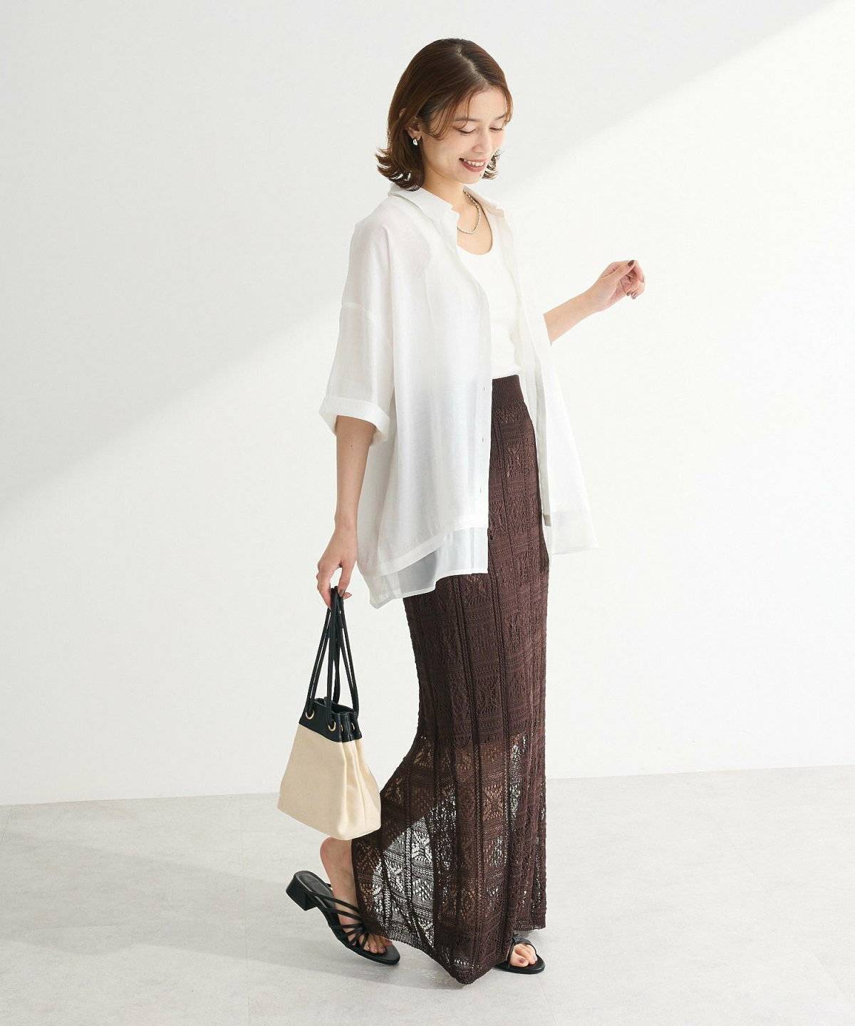 スカートコーデの女性