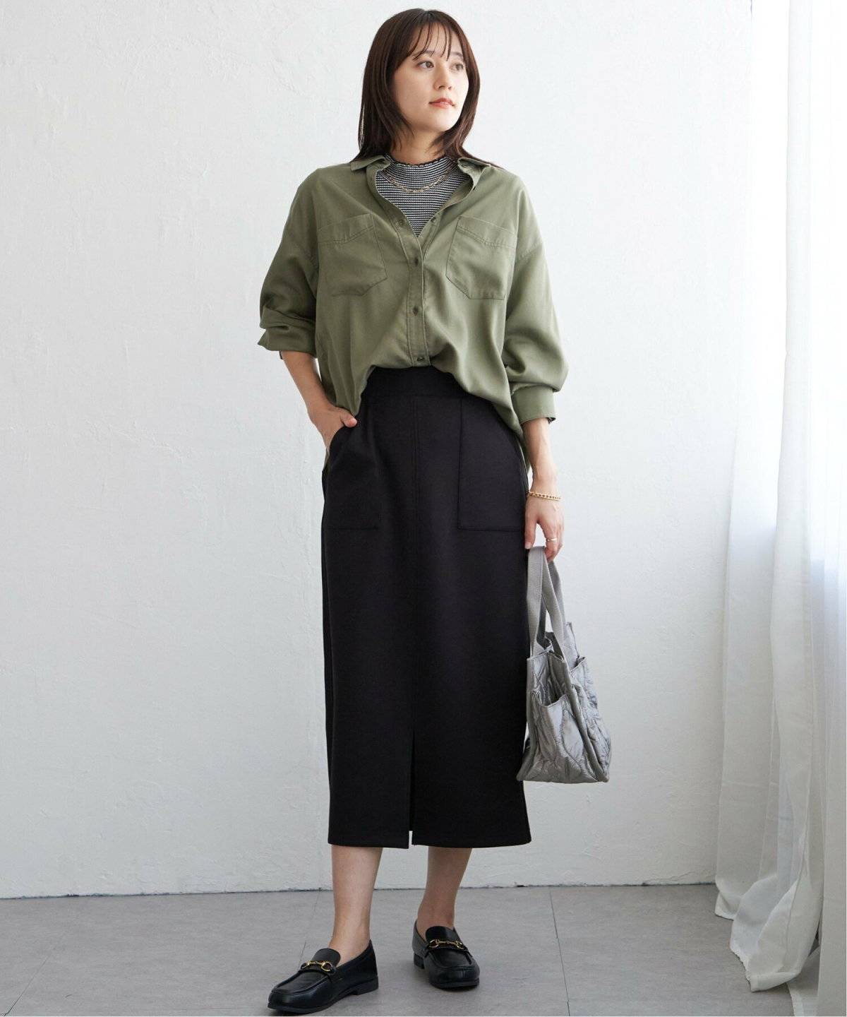 スカートコーデの女性