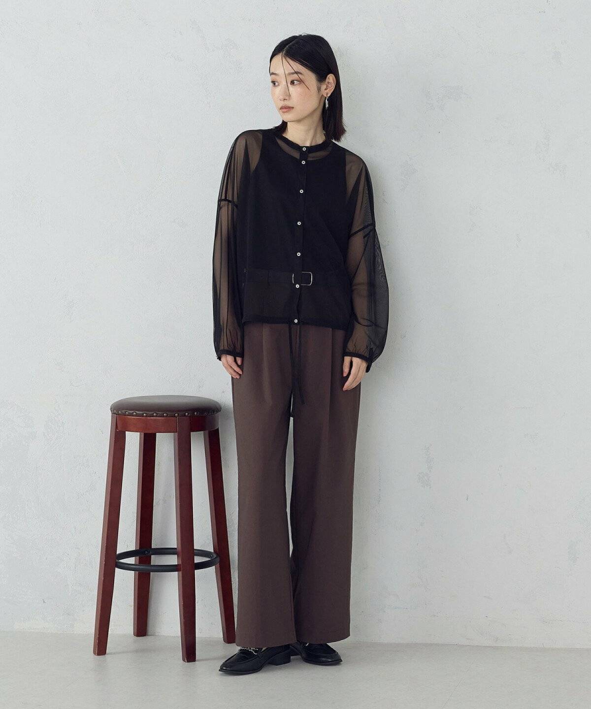 パンツコーデの女性