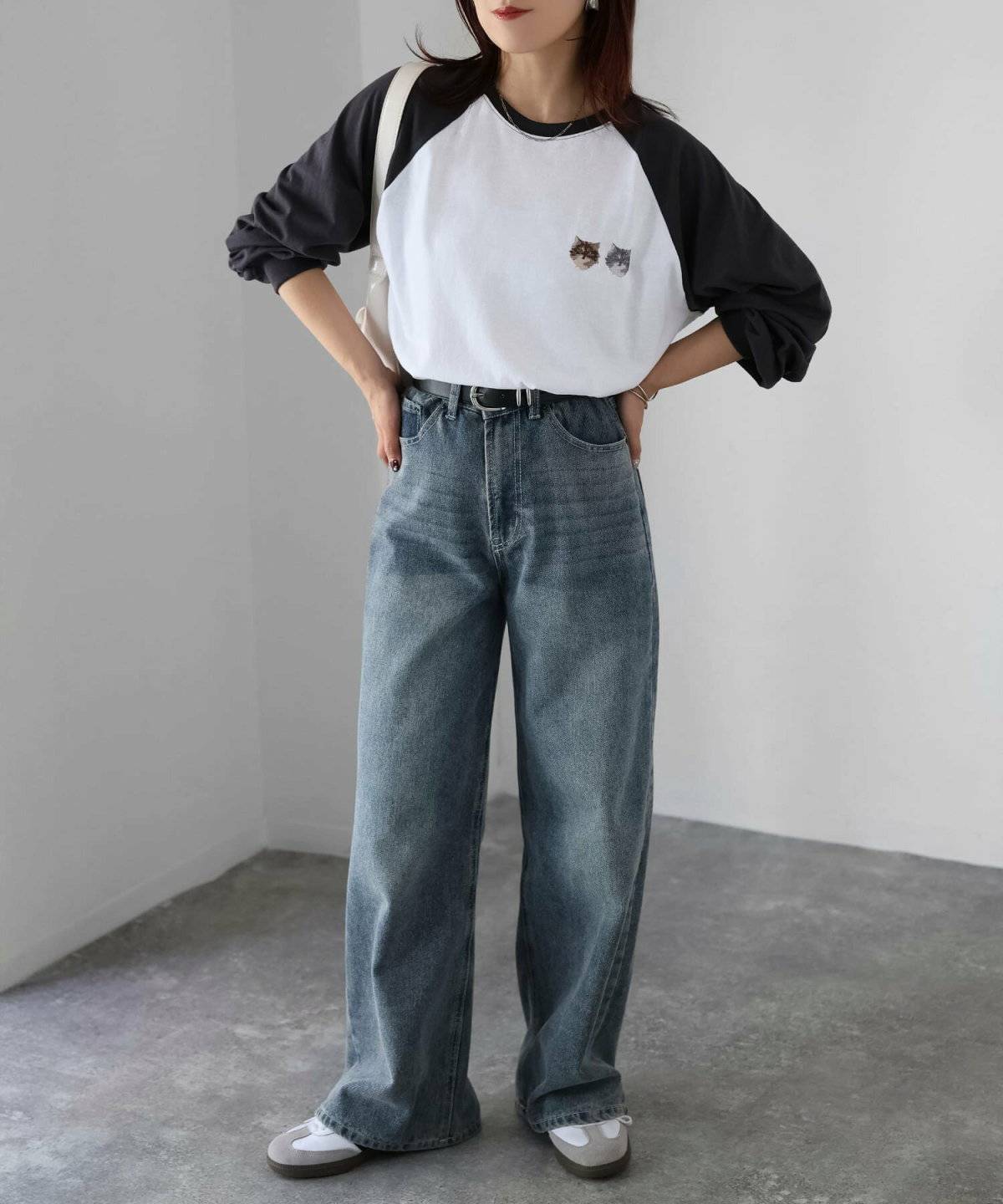 パンツコーデの女性