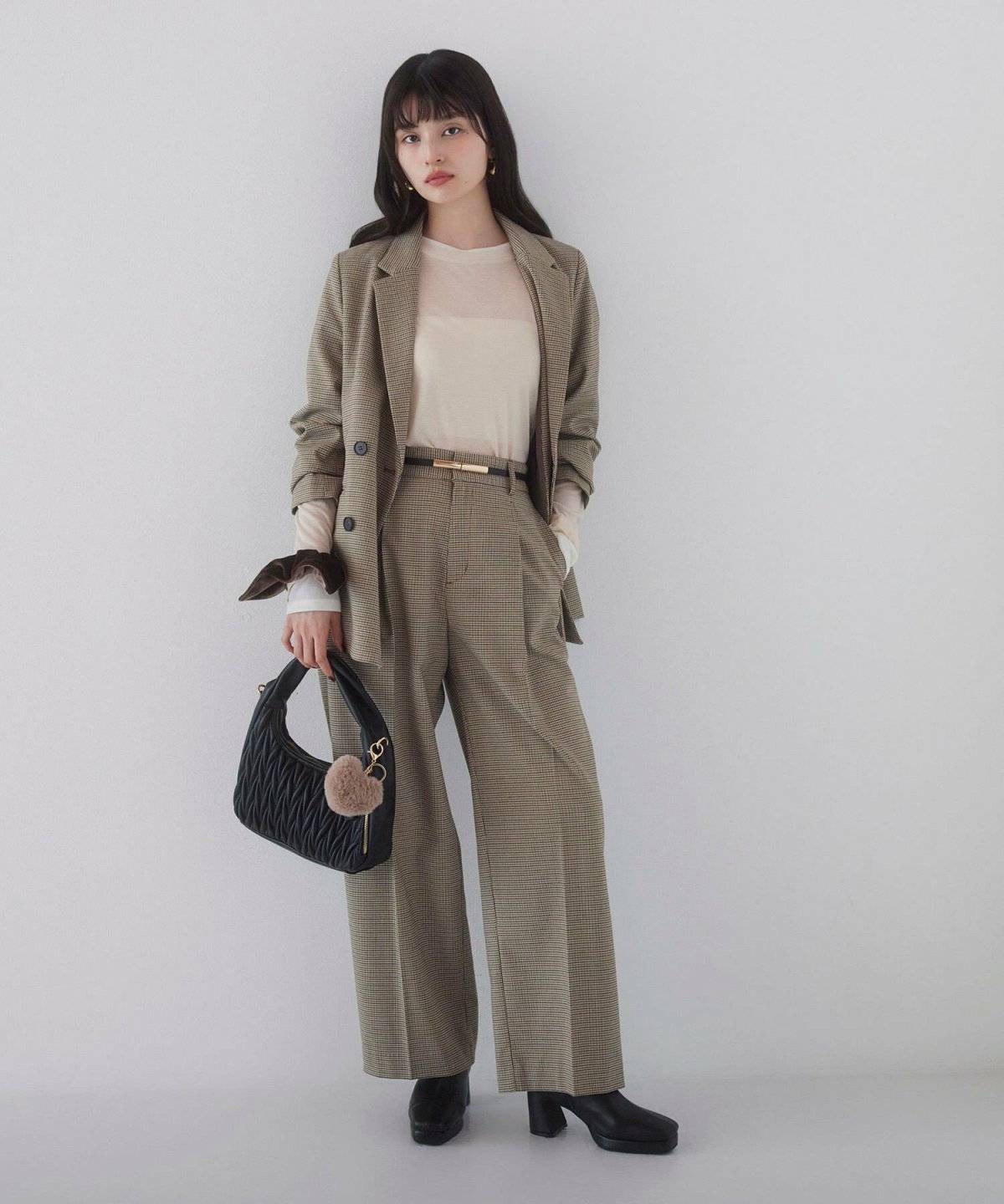 パンツコーデの女性