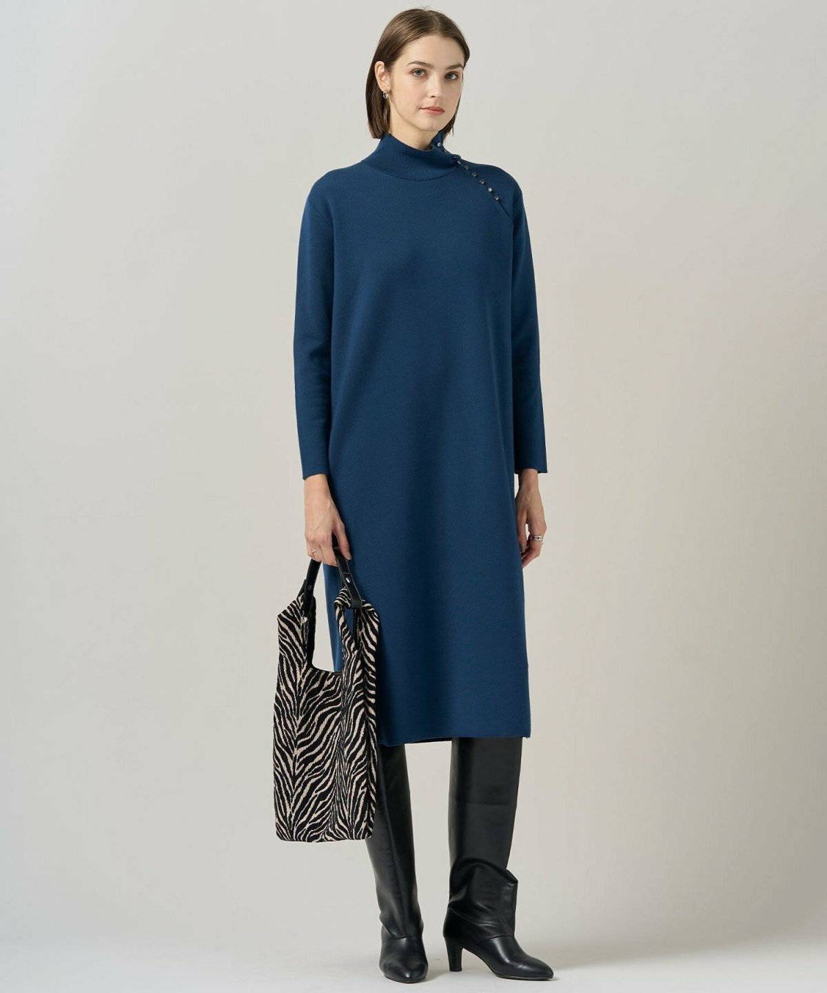 ワンピースコーデの女性