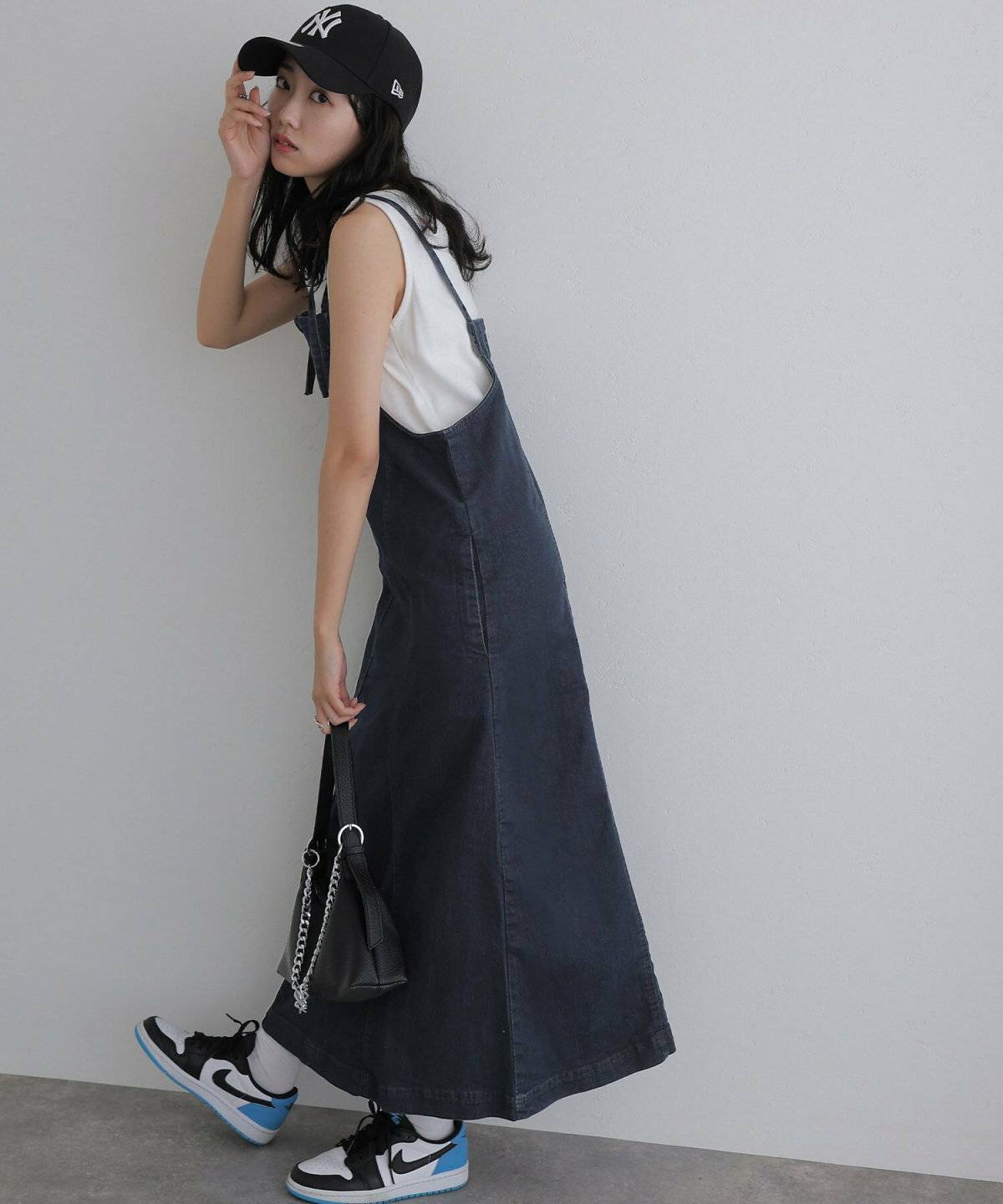 ワンピースコーデの女性