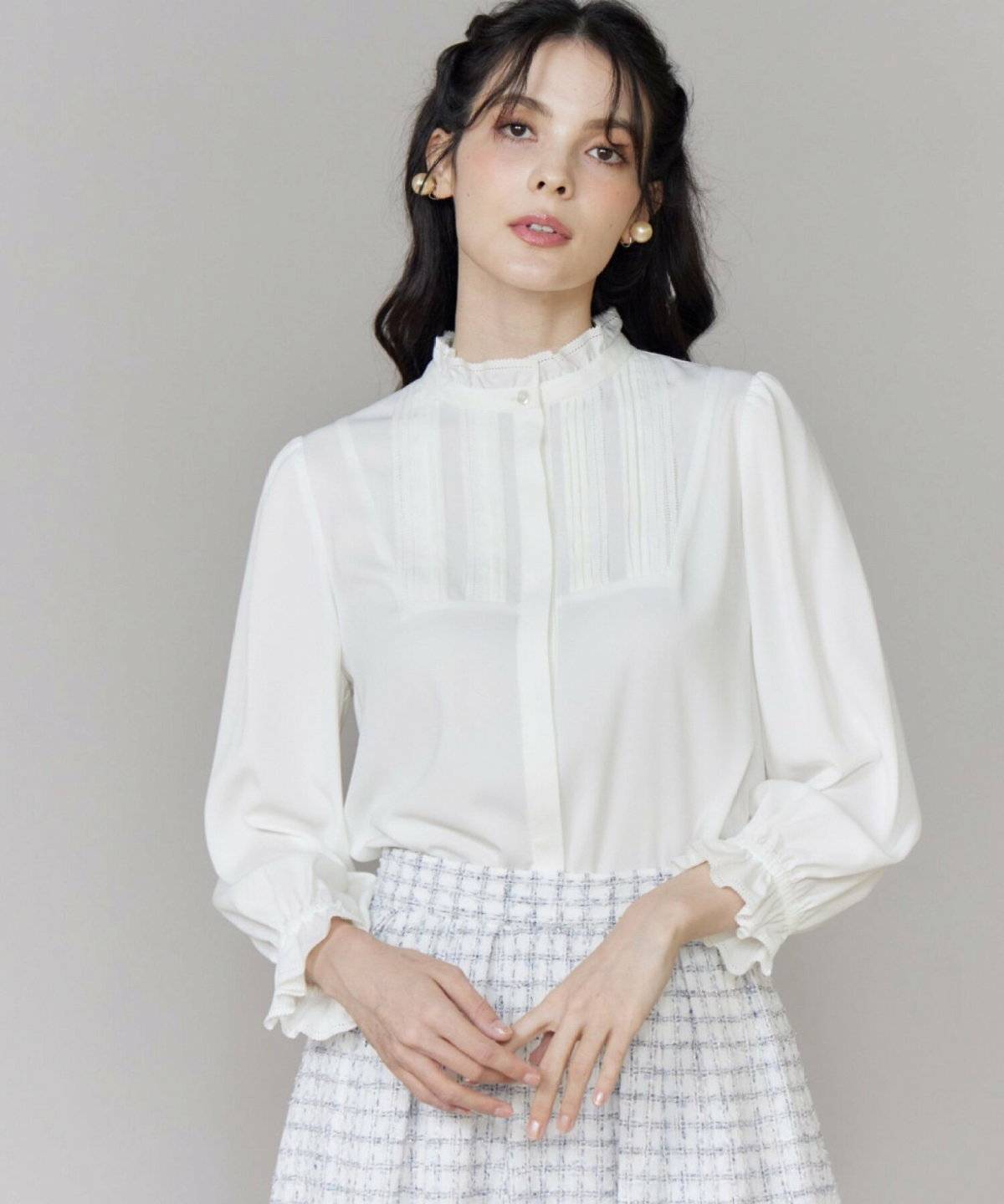 オールホワイトコーデの女性