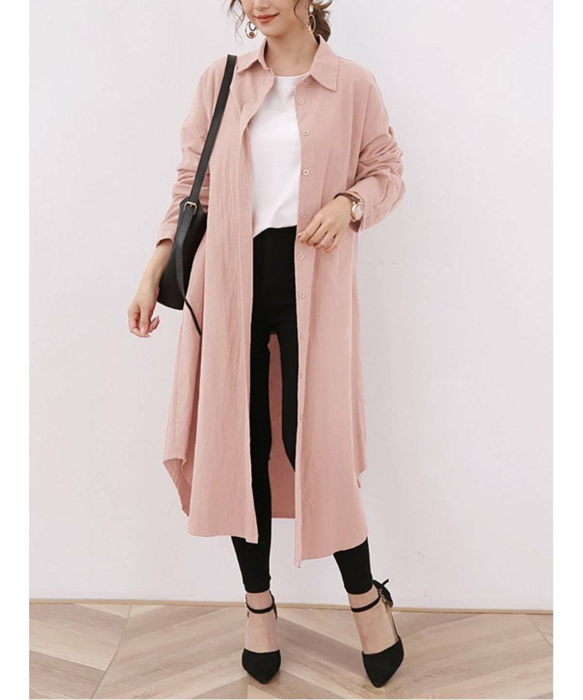 モノトーンコーデにブルーのワンピースを羽織った女性