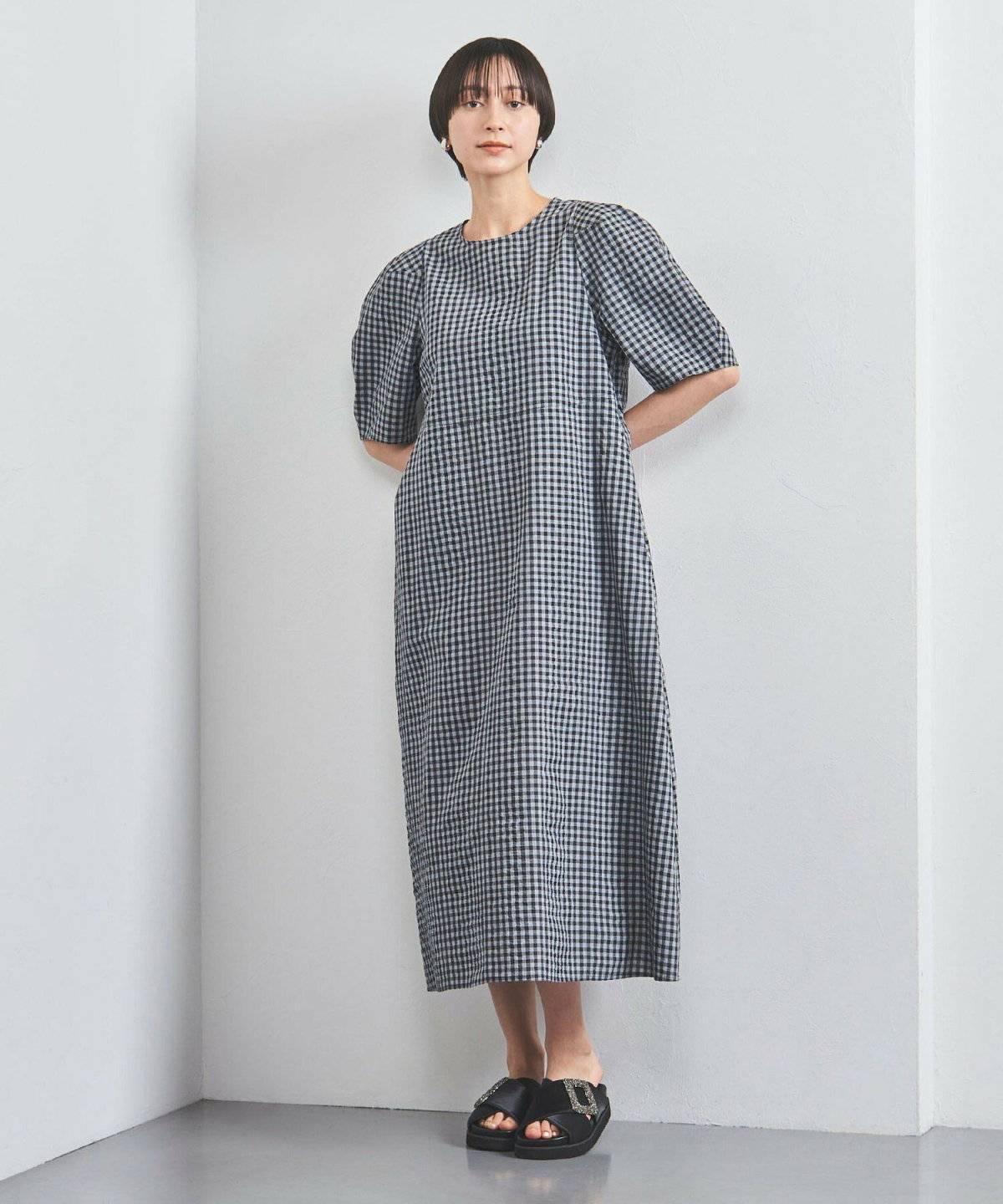 ギンガムチェック柄のワンピースを着た女性