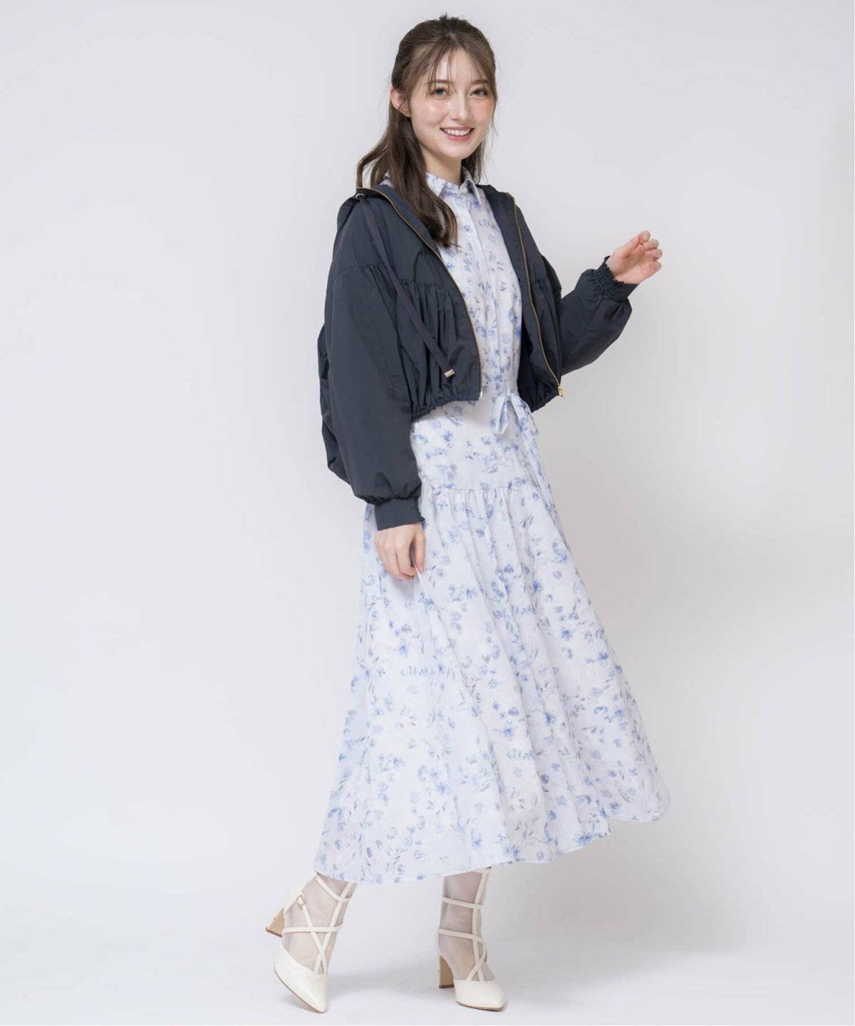 花柄ワンピースに白のパーカーを羽織った女性