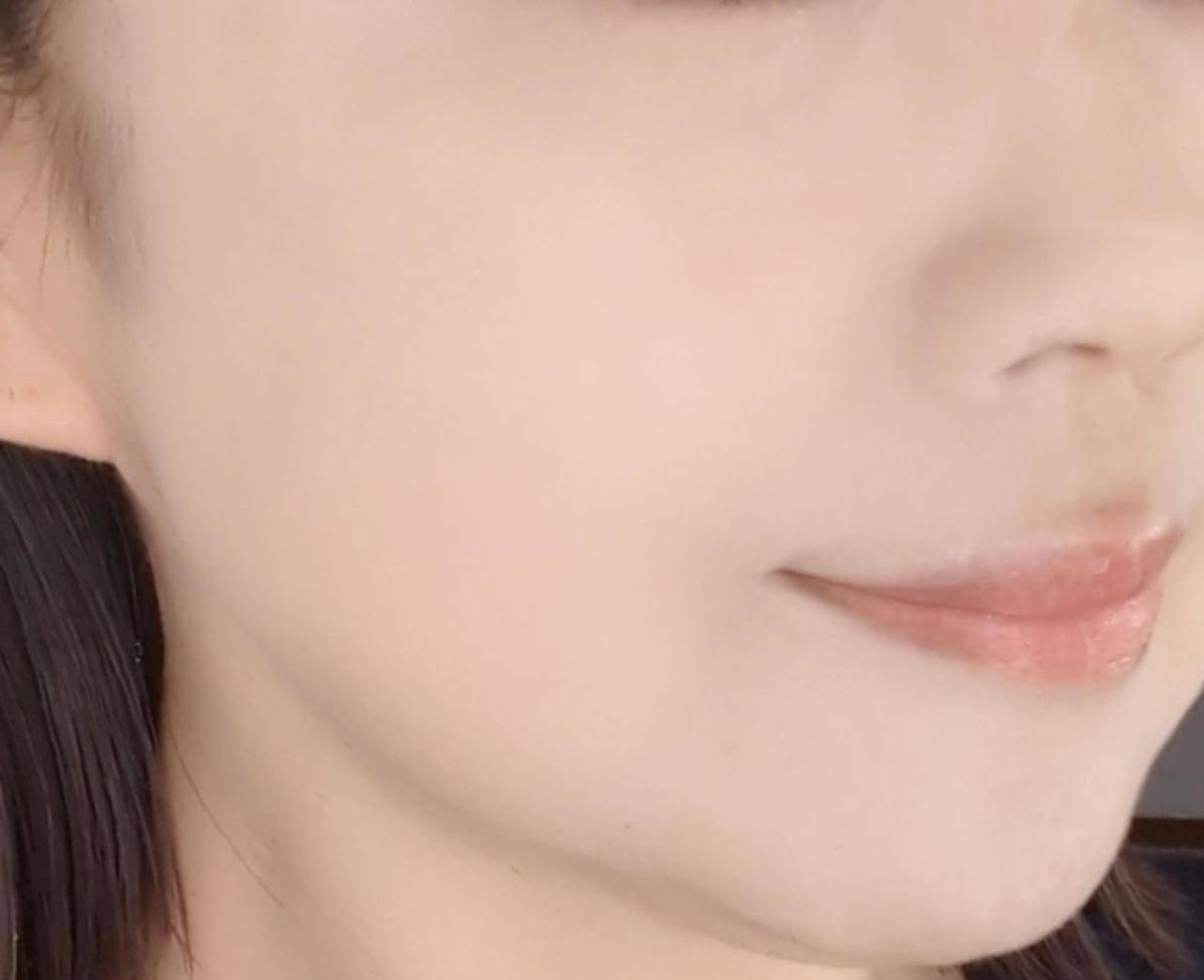 エトヴォスミネラルエアリータッチファンデーション塗布後