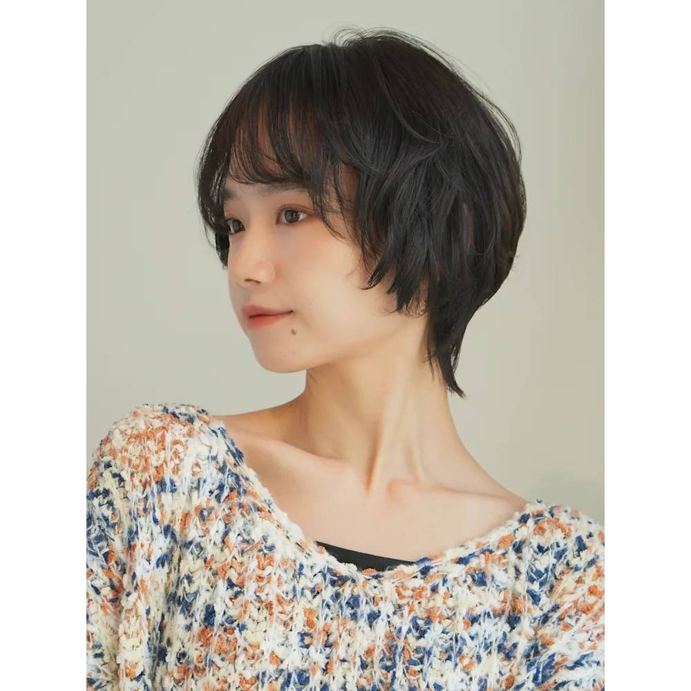 黒髪パーマのウルフショート