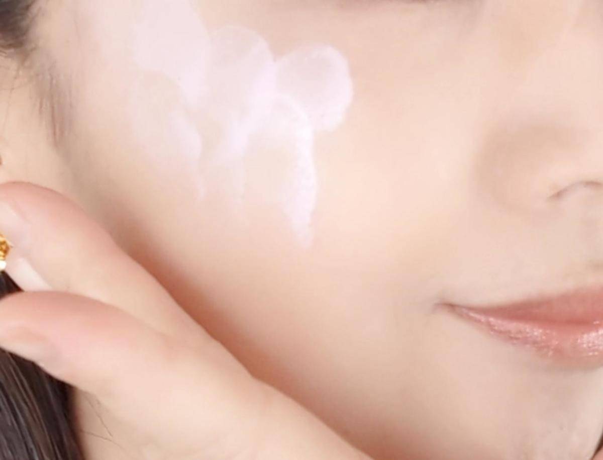 ヴィセトーンアップスキンデザイナー頬にのせている図