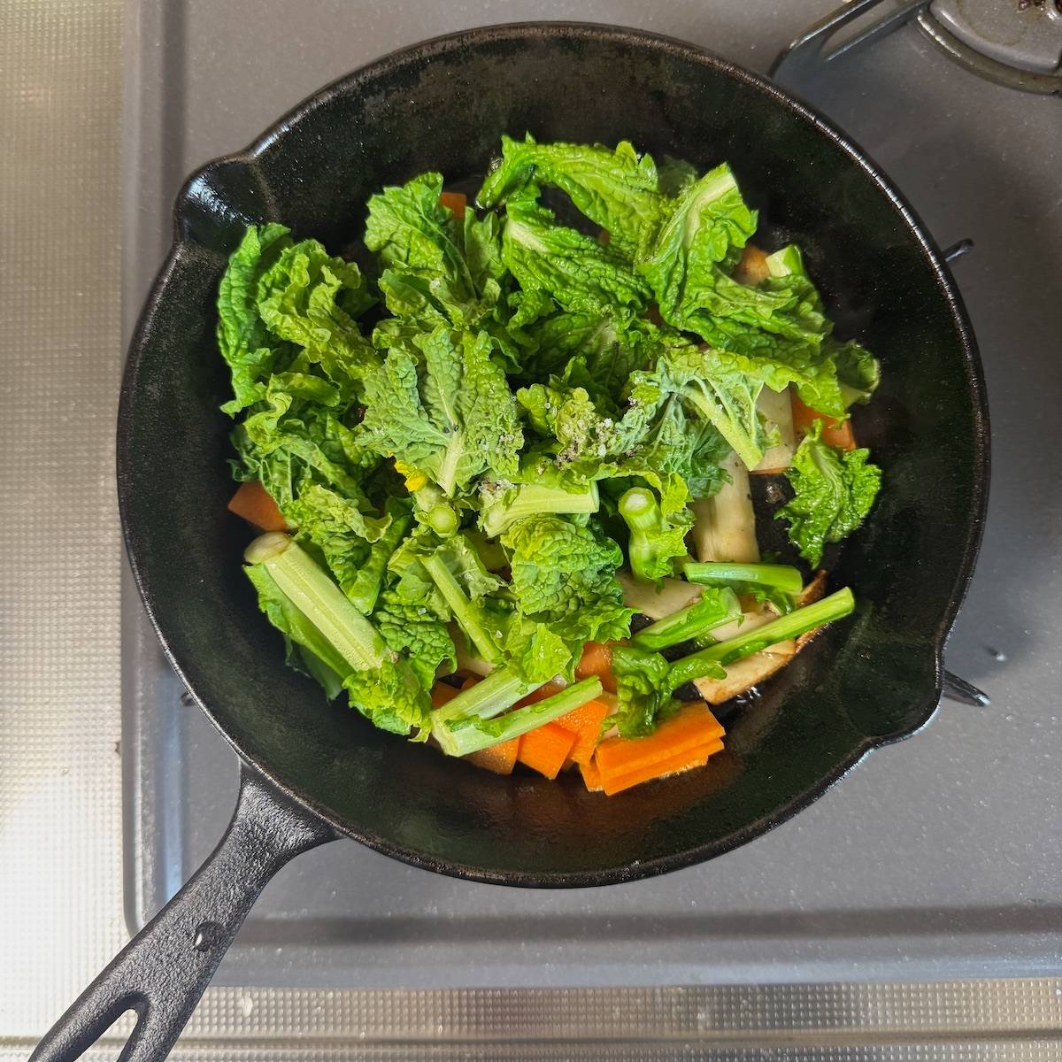 JAグループ公式の「エリンギ・人参・菜の花のバターソテー」のレシピ