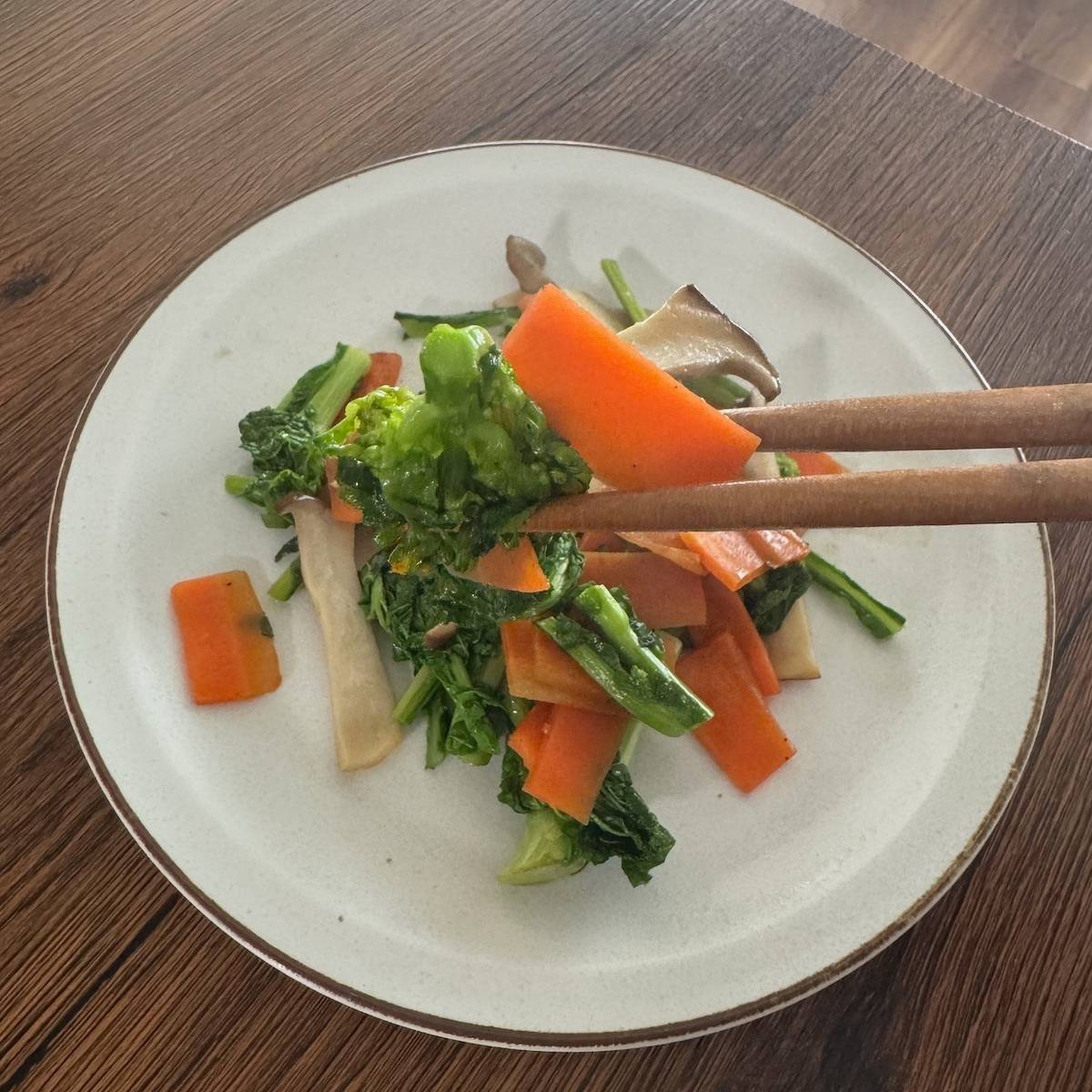 JAグループ公式の「エリンギ・人参・菜の花のバターソテー」のレシピ