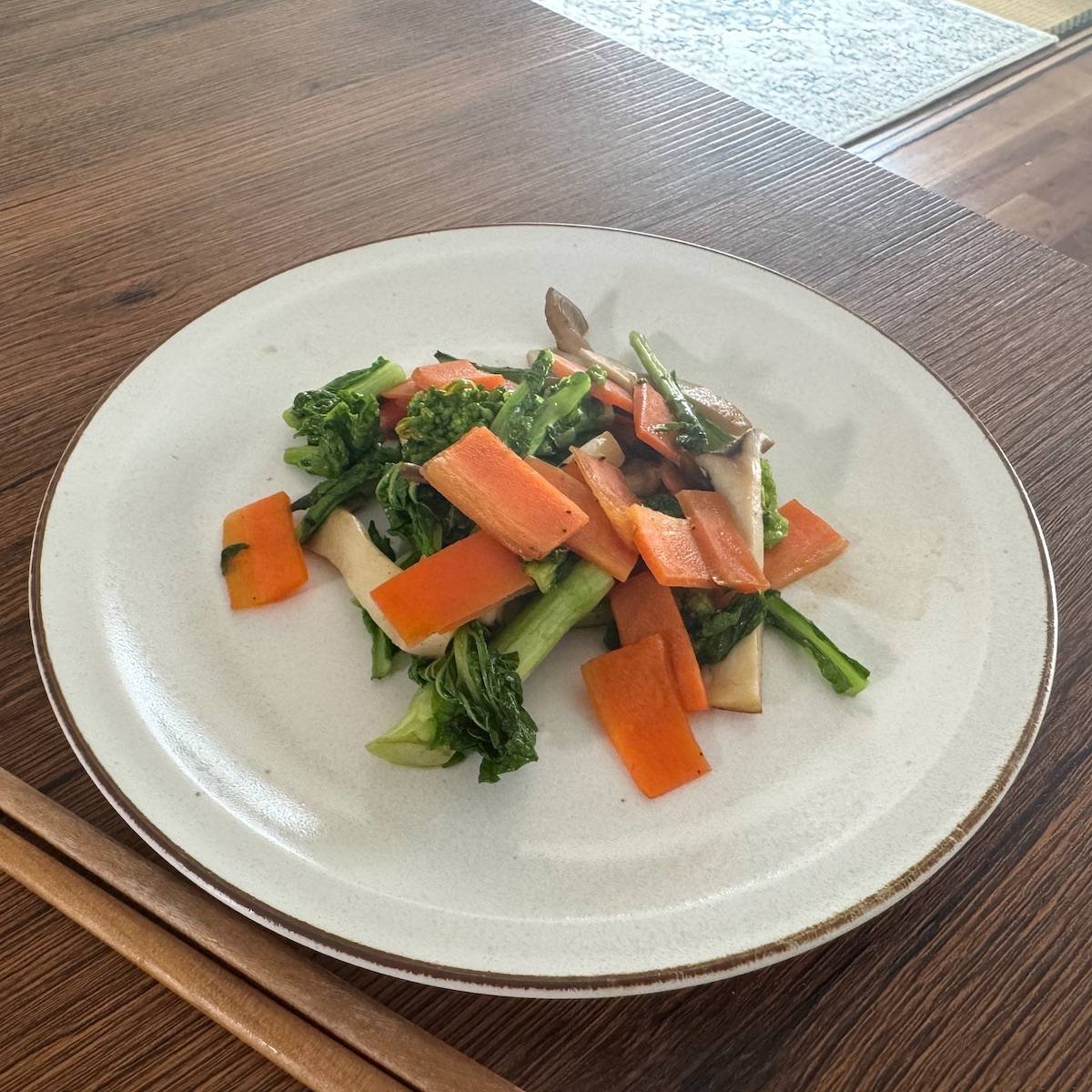 JAグループ公式の「エリンギ・人参・菜の花のバターソテー」のレシピ