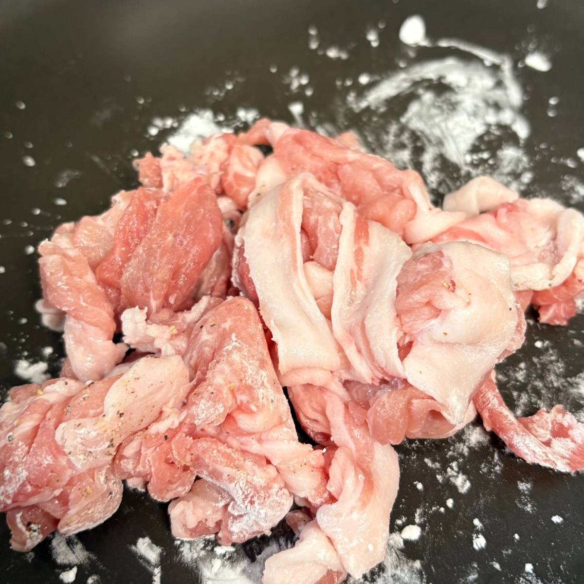 JAグループ公式の「豚肉ときのこのエスニック炒め」のレシピ