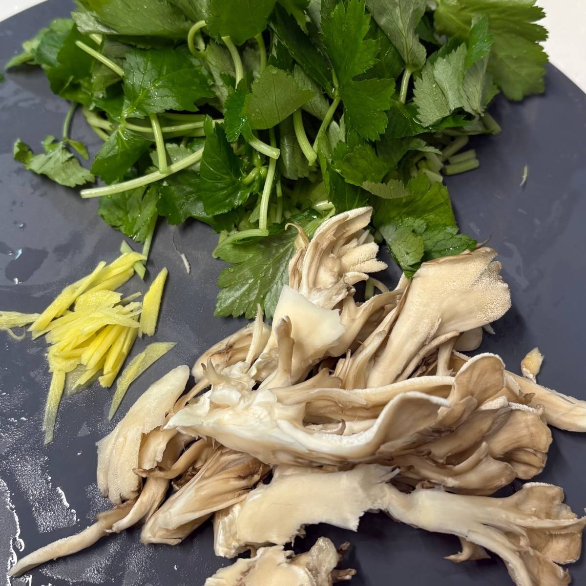 JAグループ公式の「豚肉ときのこのエスニック炒め」のレシピ