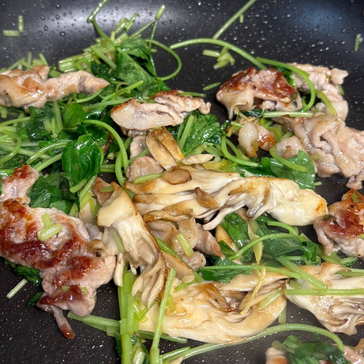 JAグループ公式の「豚肉ときのこのエスニック炒め」のレシピ