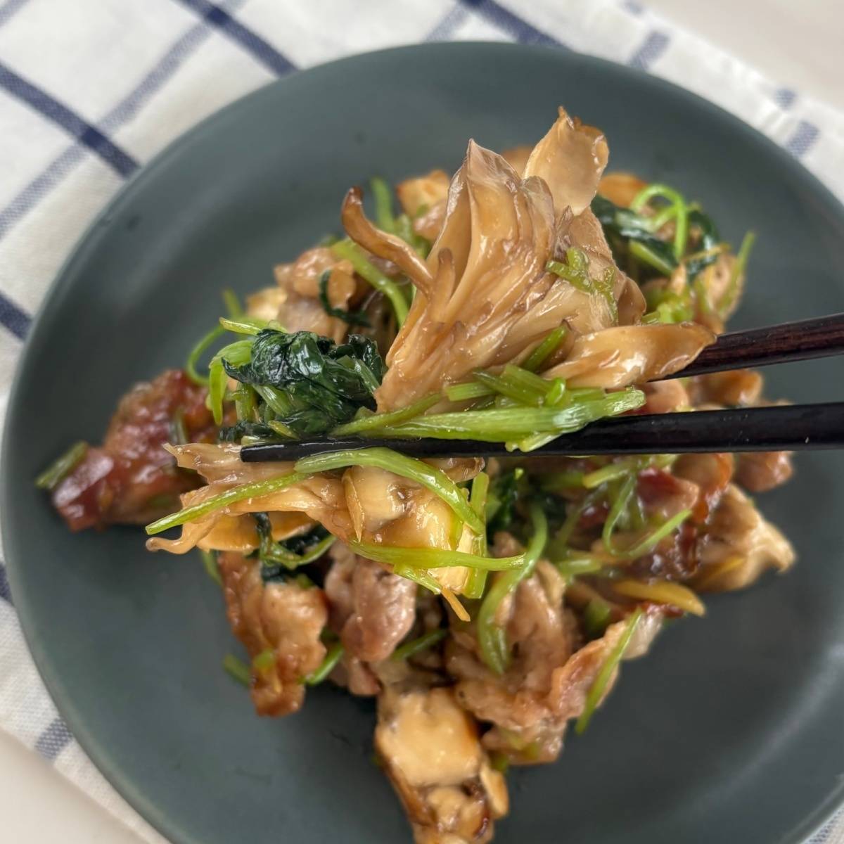 JAグループ公式の「豚肉ときのこのエスニック炒め」のレシピ