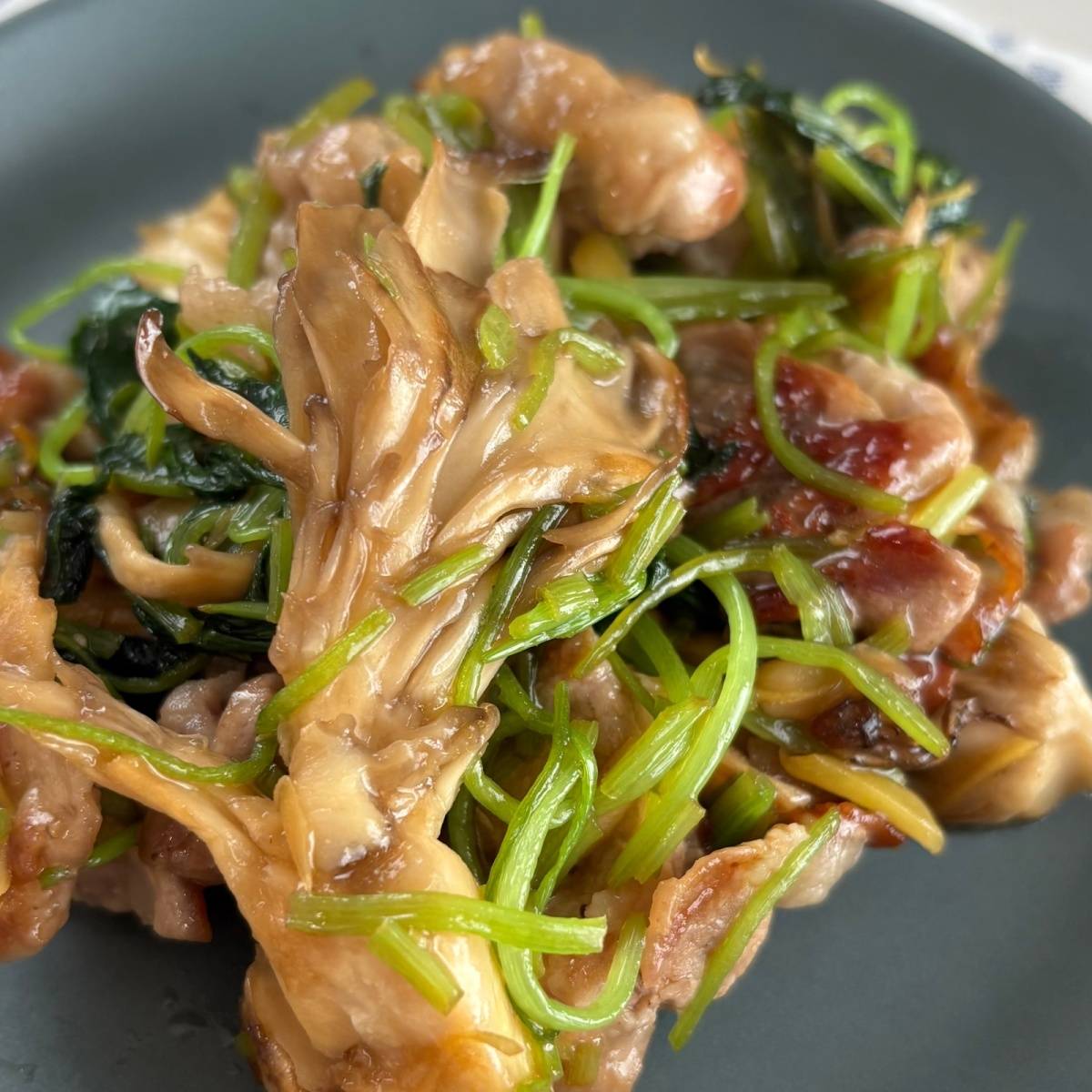 JAグループ公式の「豚肉ときのこのエスニック炒め」のレシピ