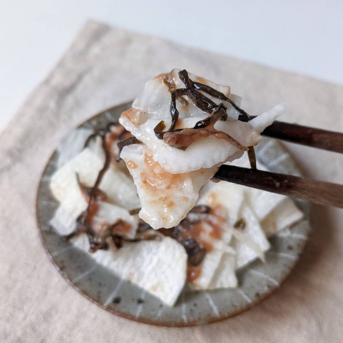 くらこん公式の「長いもの梅肉塩こんぶ和え」のレシピ