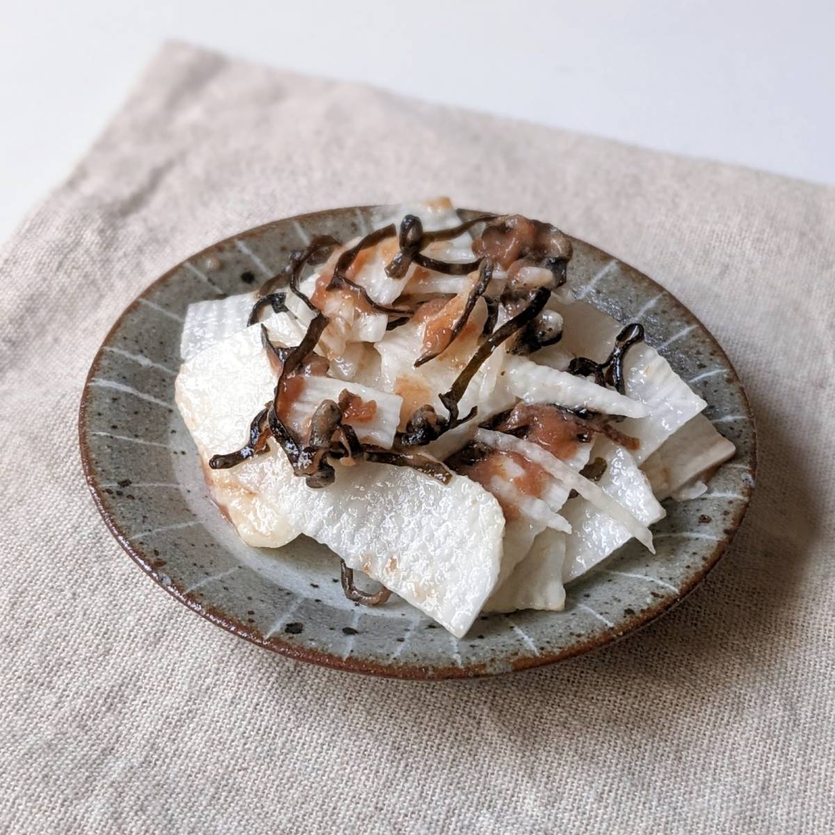 くらこん公式の「長いもの梅肉塩こんぶ和え」のレシピ